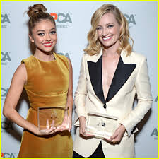 Atresses Sarah Hyland and Beth Behrs