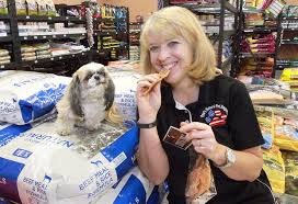 Dorothy Hunter eats Pet Food on Animal Radio